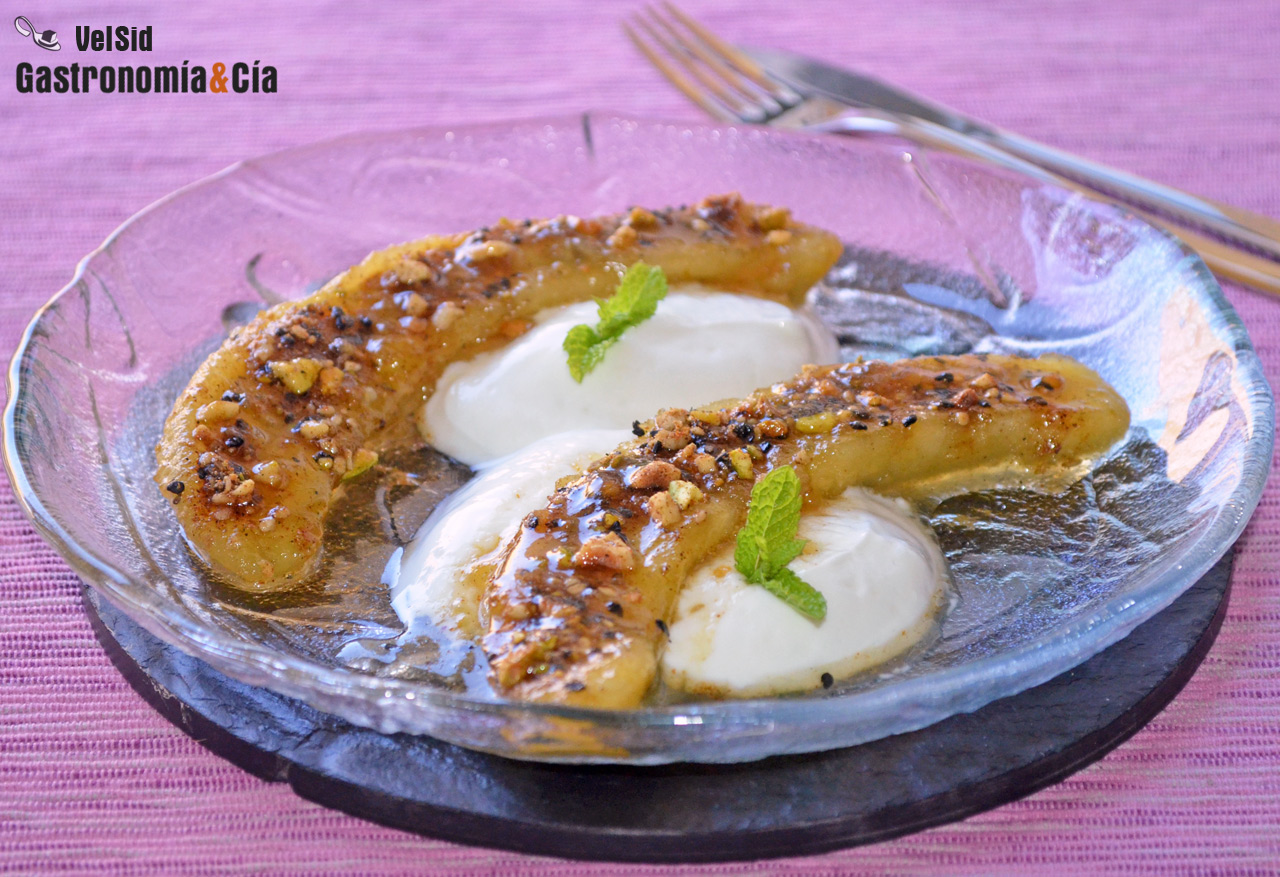 Plátano caramelizado con miel y dukkah