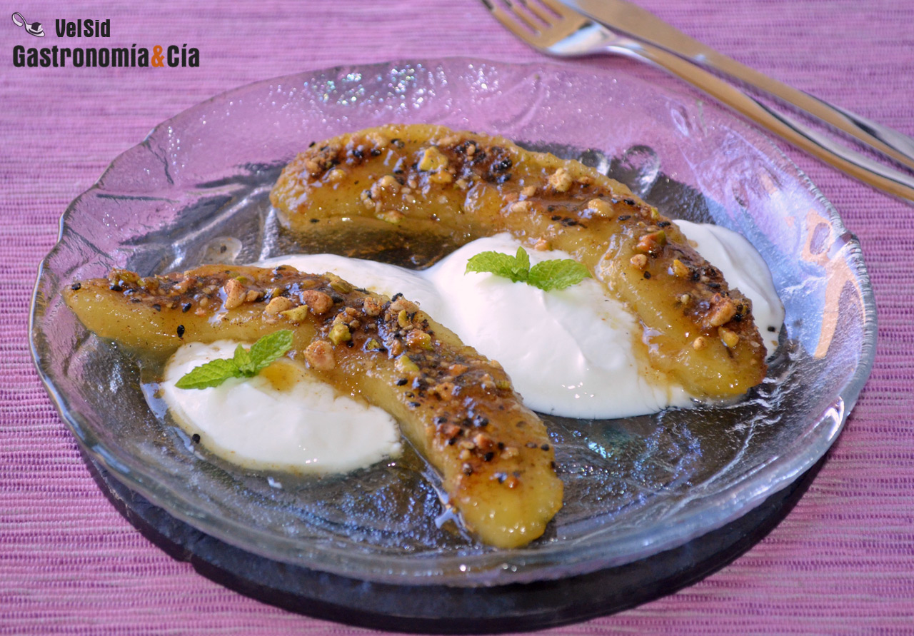 Plátano caramelizado con miel y dukkah