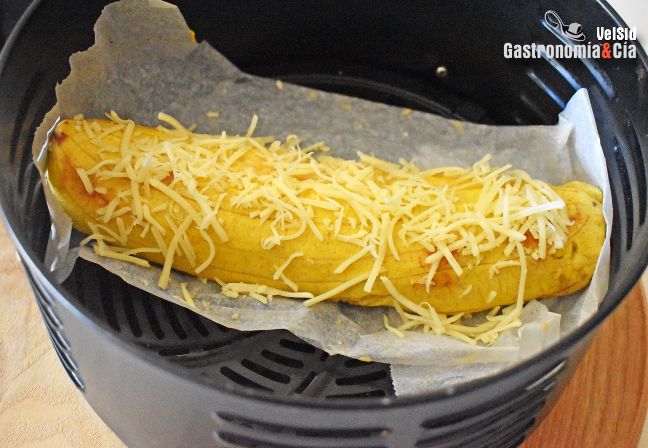 Plátano macho relleno con pavo ahumado y queso