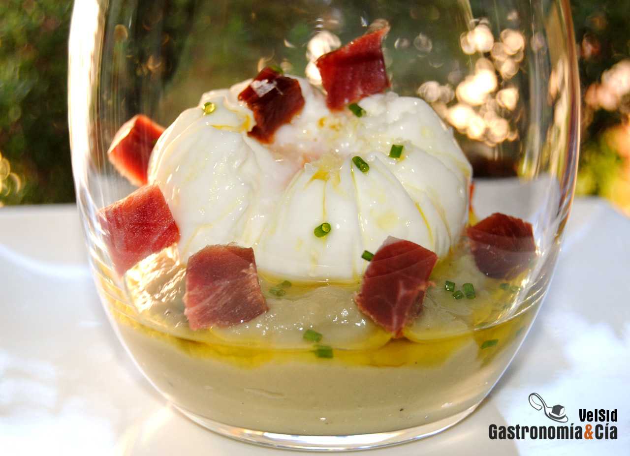 Huevo poché trufado con crema de alcachofas