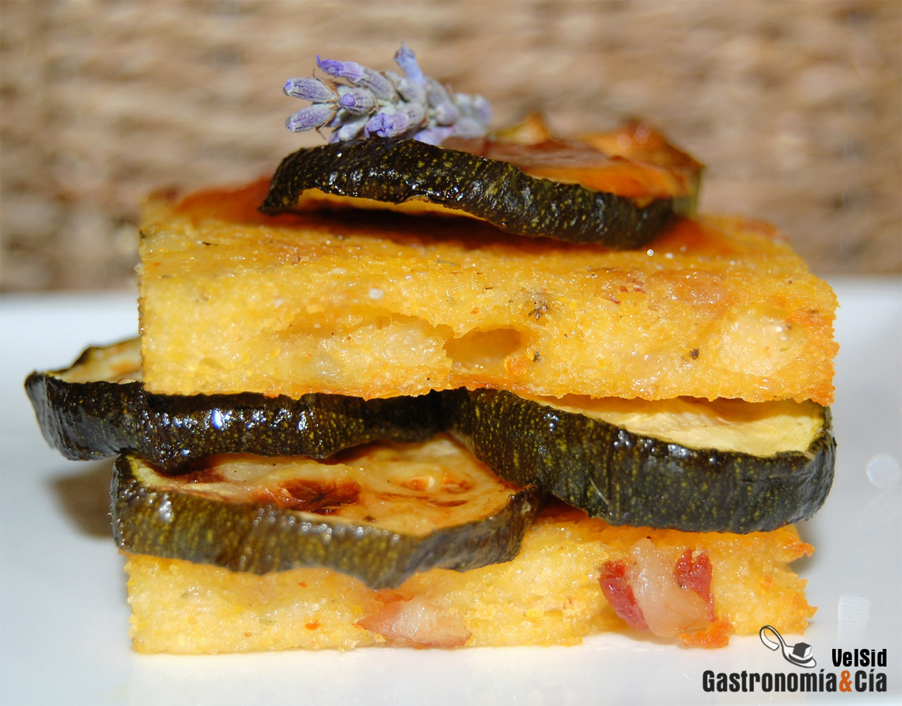 Montadito de polenta al horno con calabacín