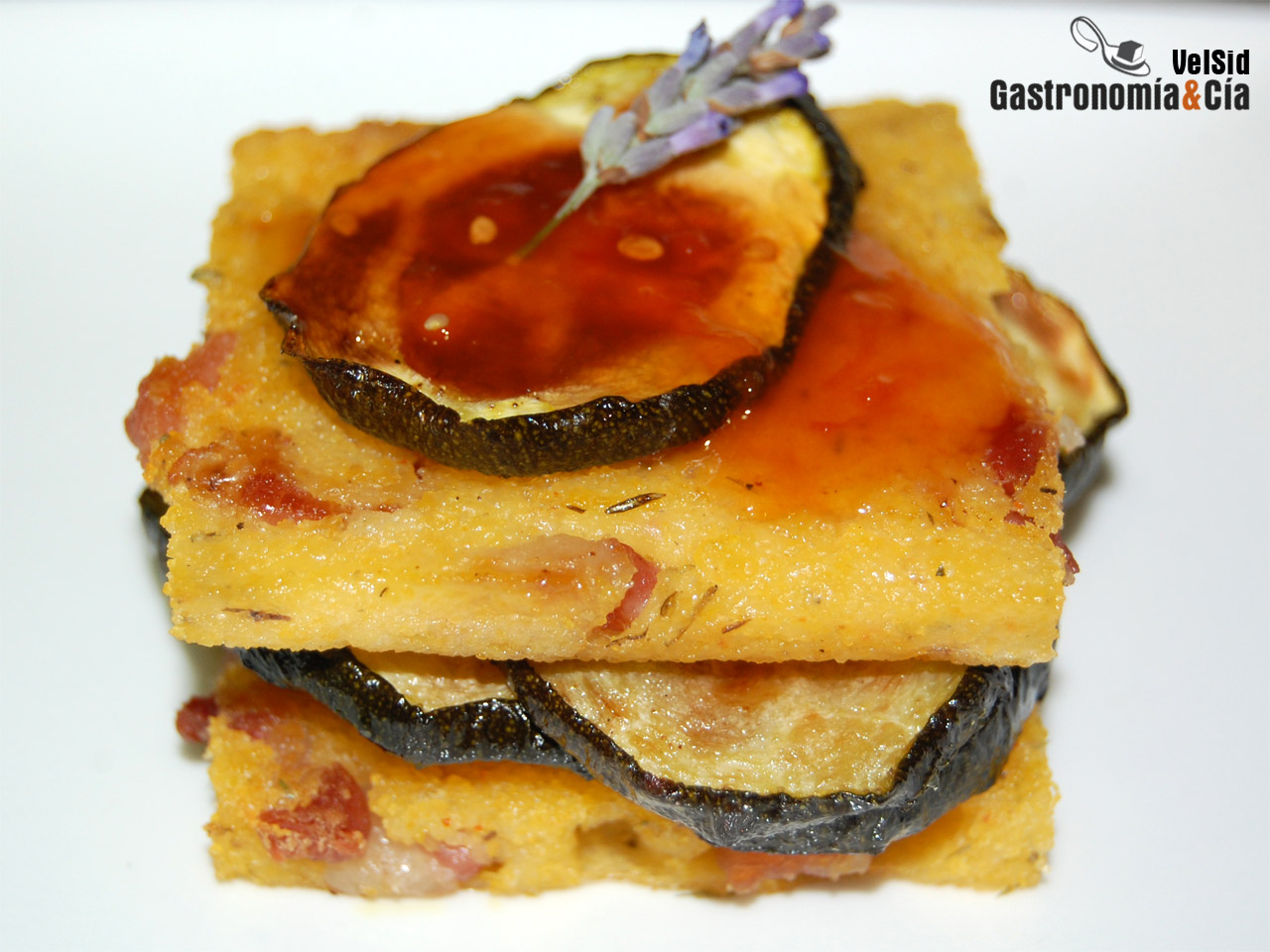 Montadito de polenta al horno con calabacín