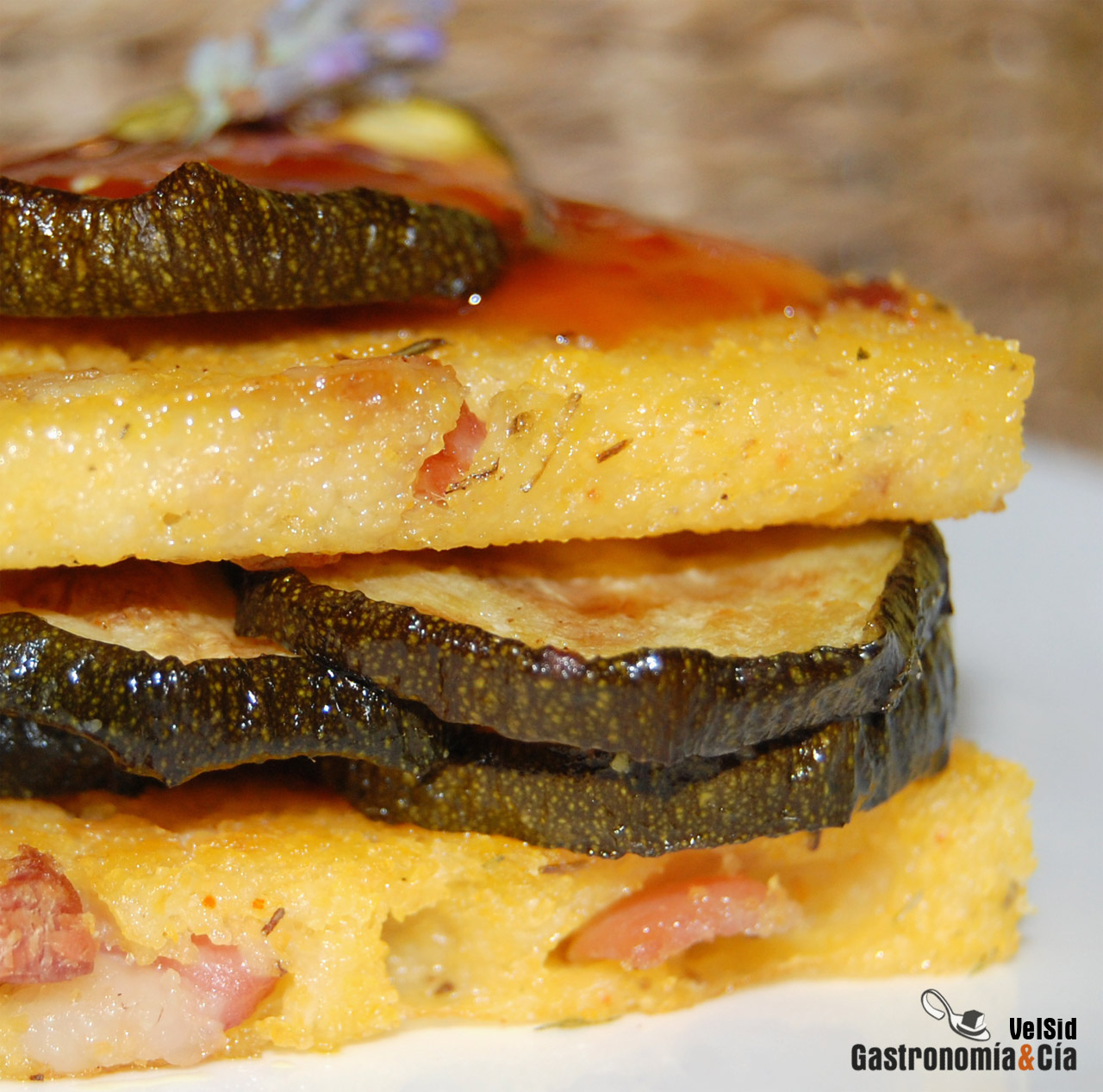 Montadito de polenta al horno con calabacín