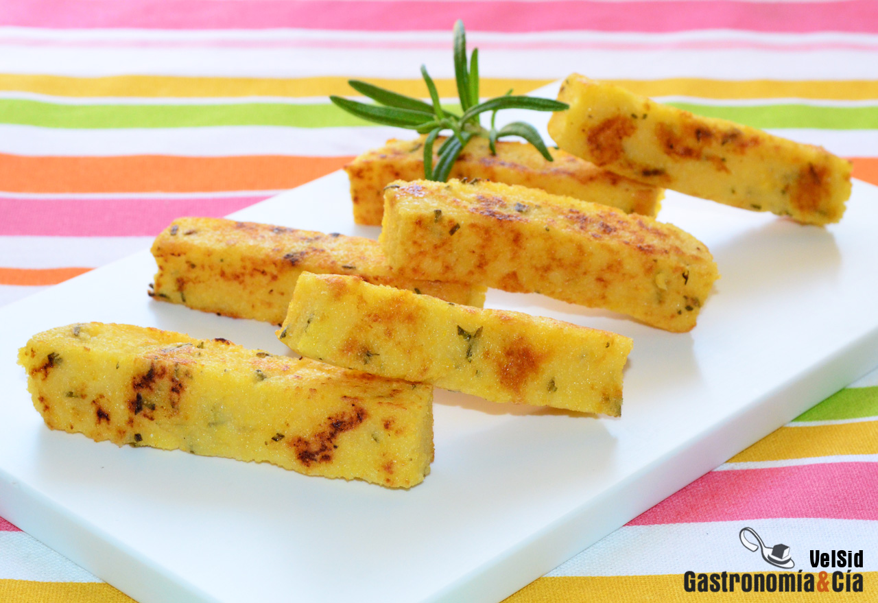 Palitos de polenta con parmesano y romero