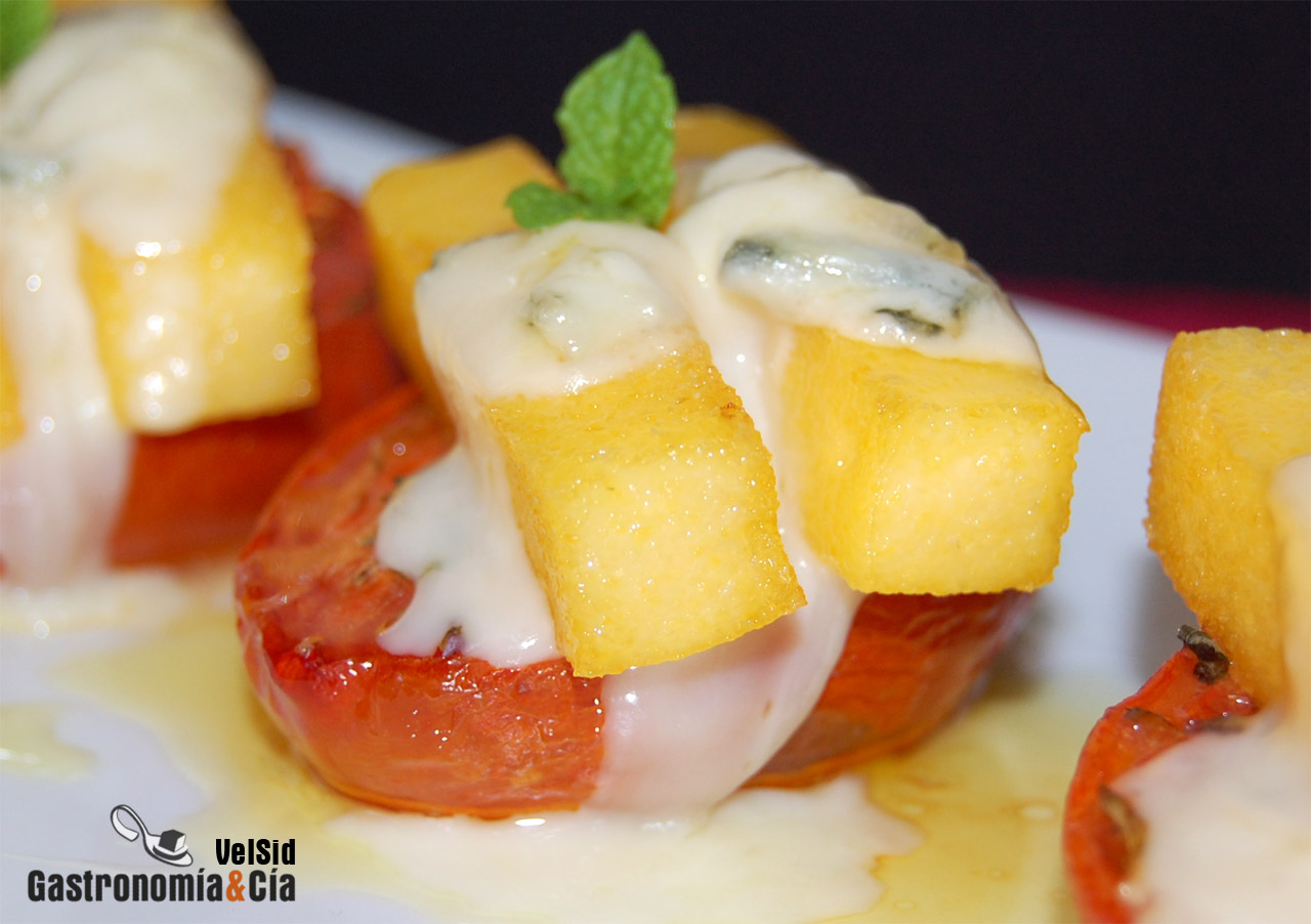 Polenta frita con tomates al horno y gorgonzola