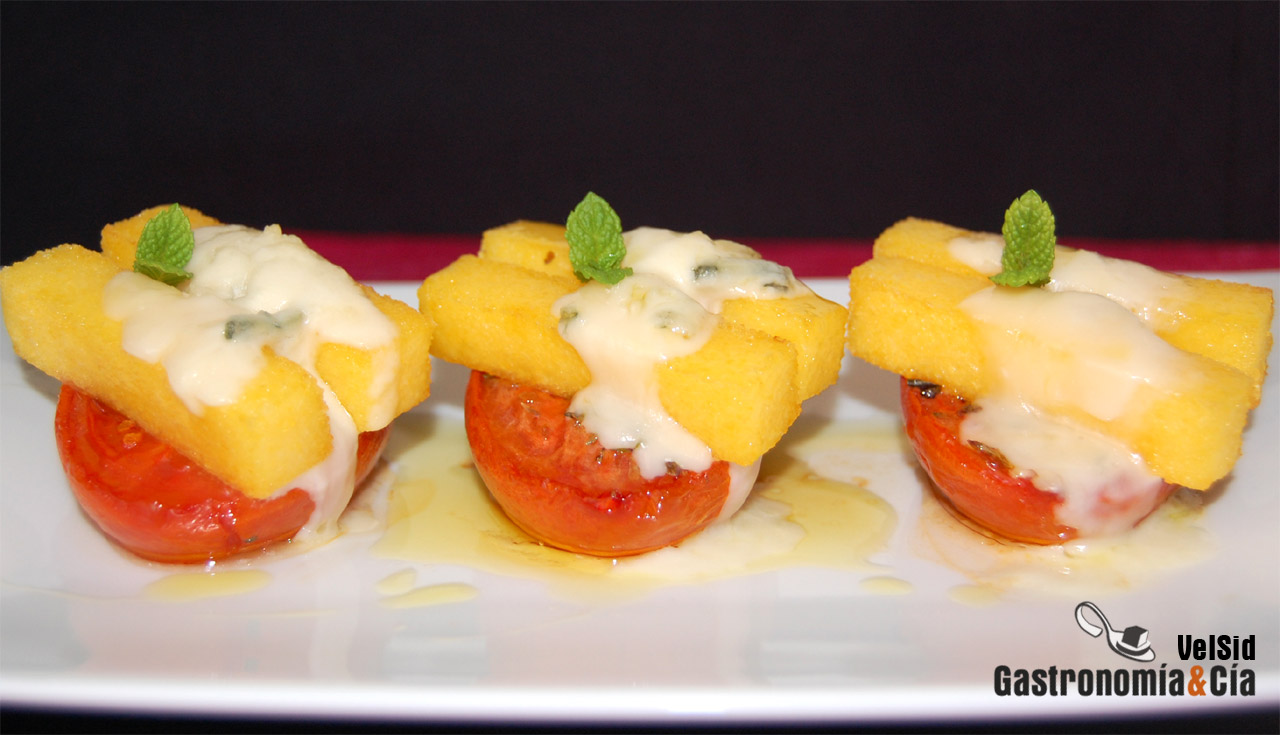 Polenta frita con tomates al horno y gorgonzola
