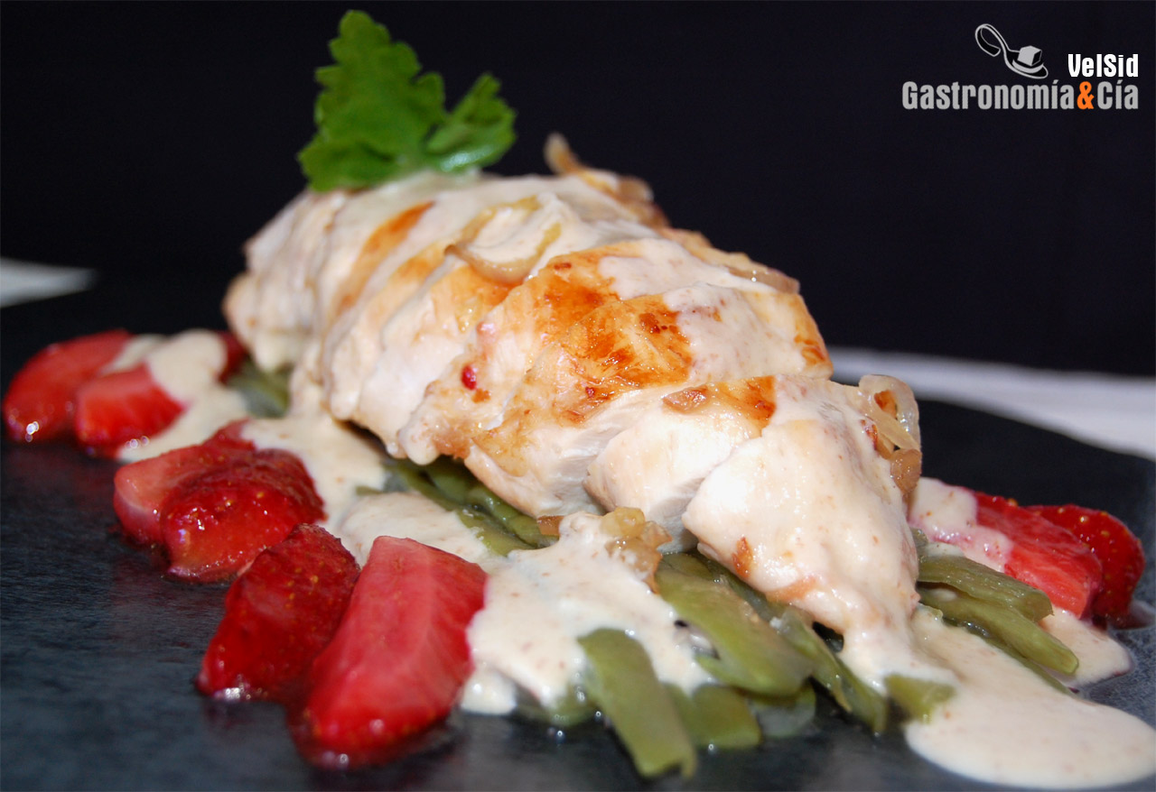 Pollo con ajoblanco de coco y fresas