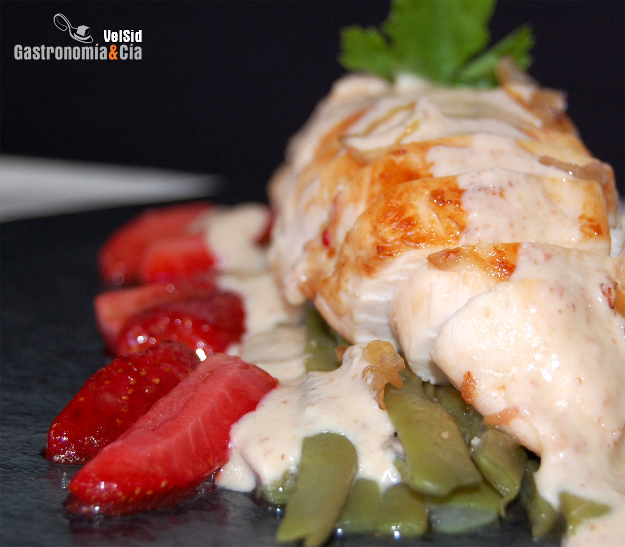 Pollo con ajoblanco de coco y fresas