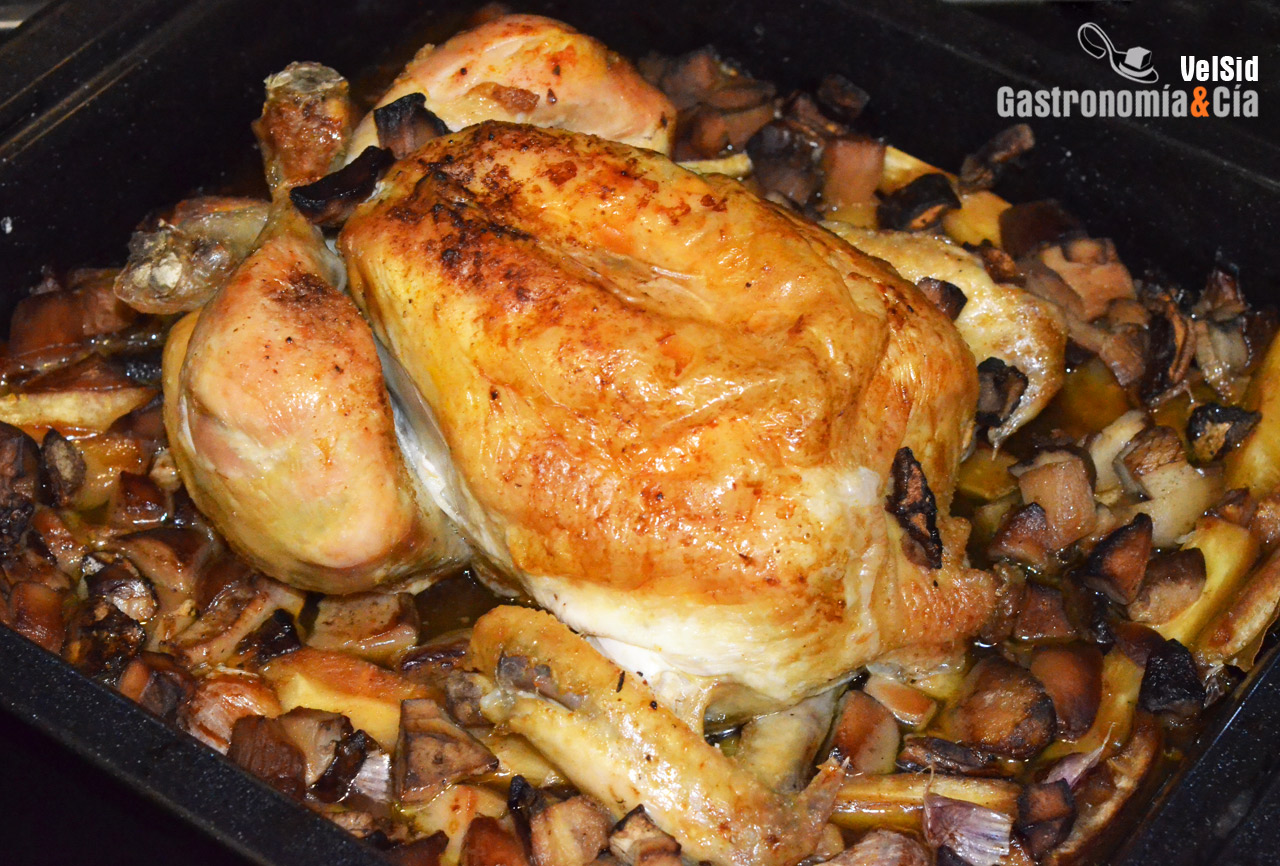 Pollo al horno con boletus y chirivía