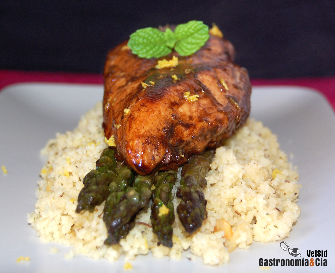 Pollo balsámico con cuscús de ajo