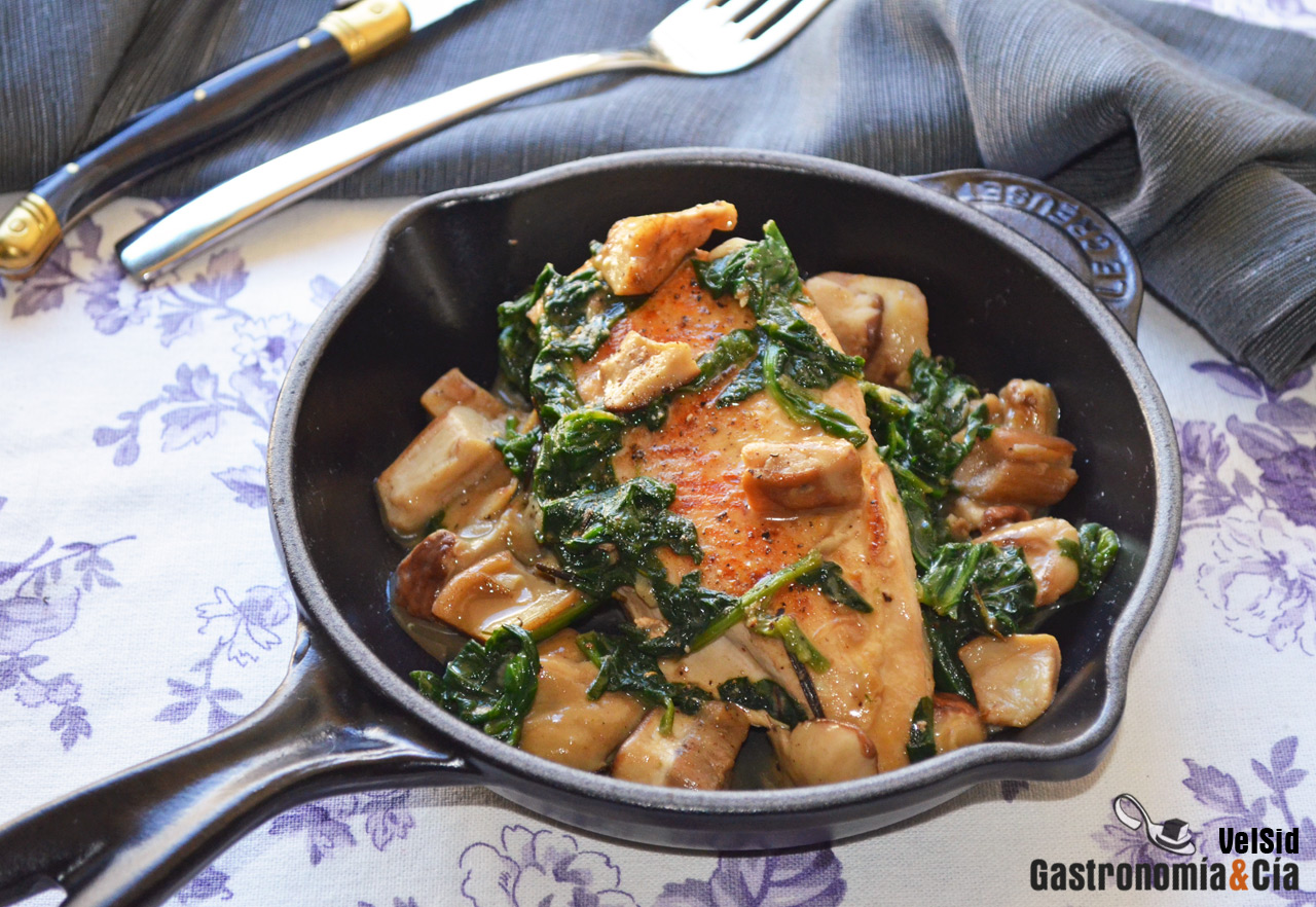 Pechuga de pollo con boletus y espinacas