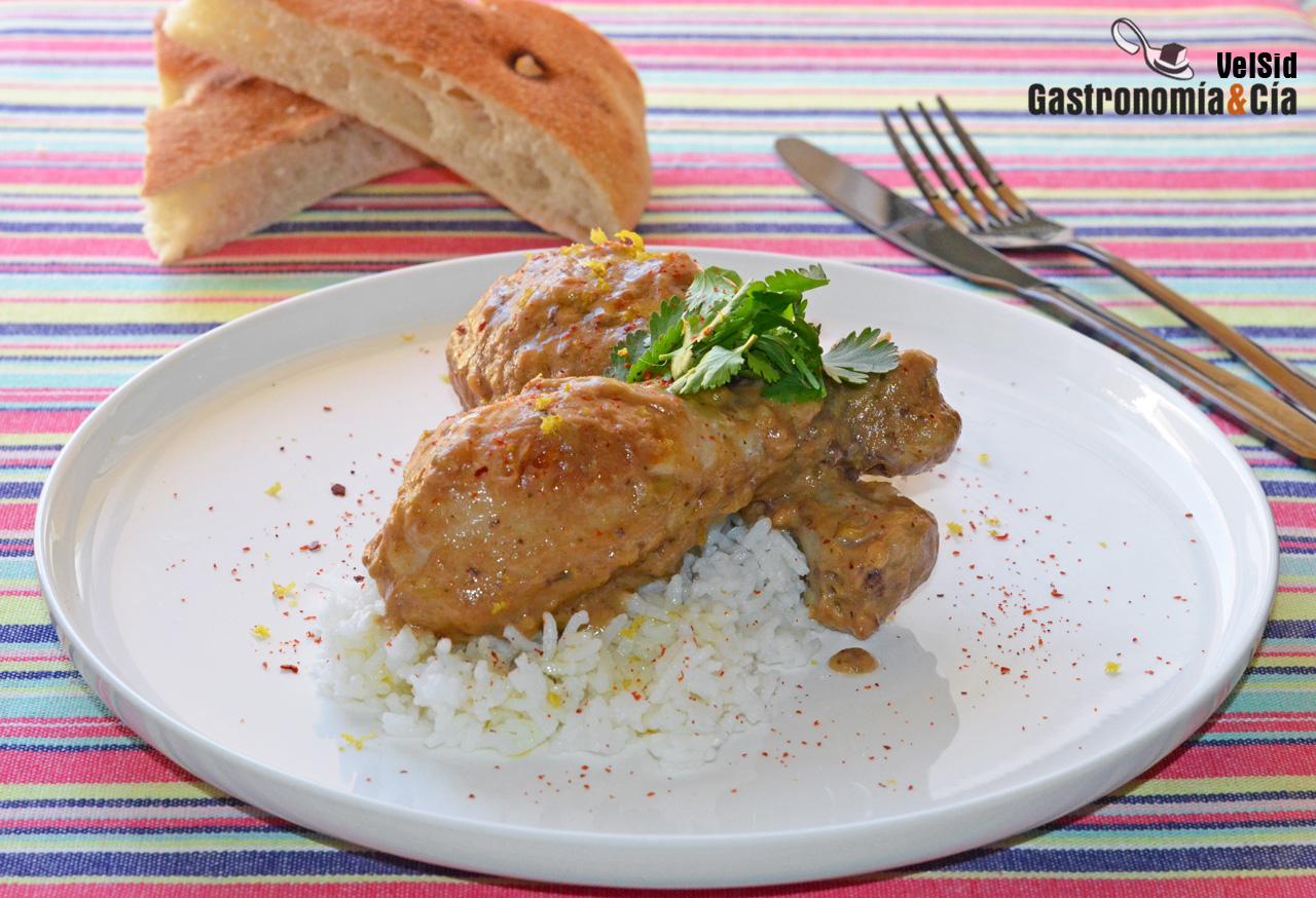 Pollo con salsa de cacahuetes y limón encurtido