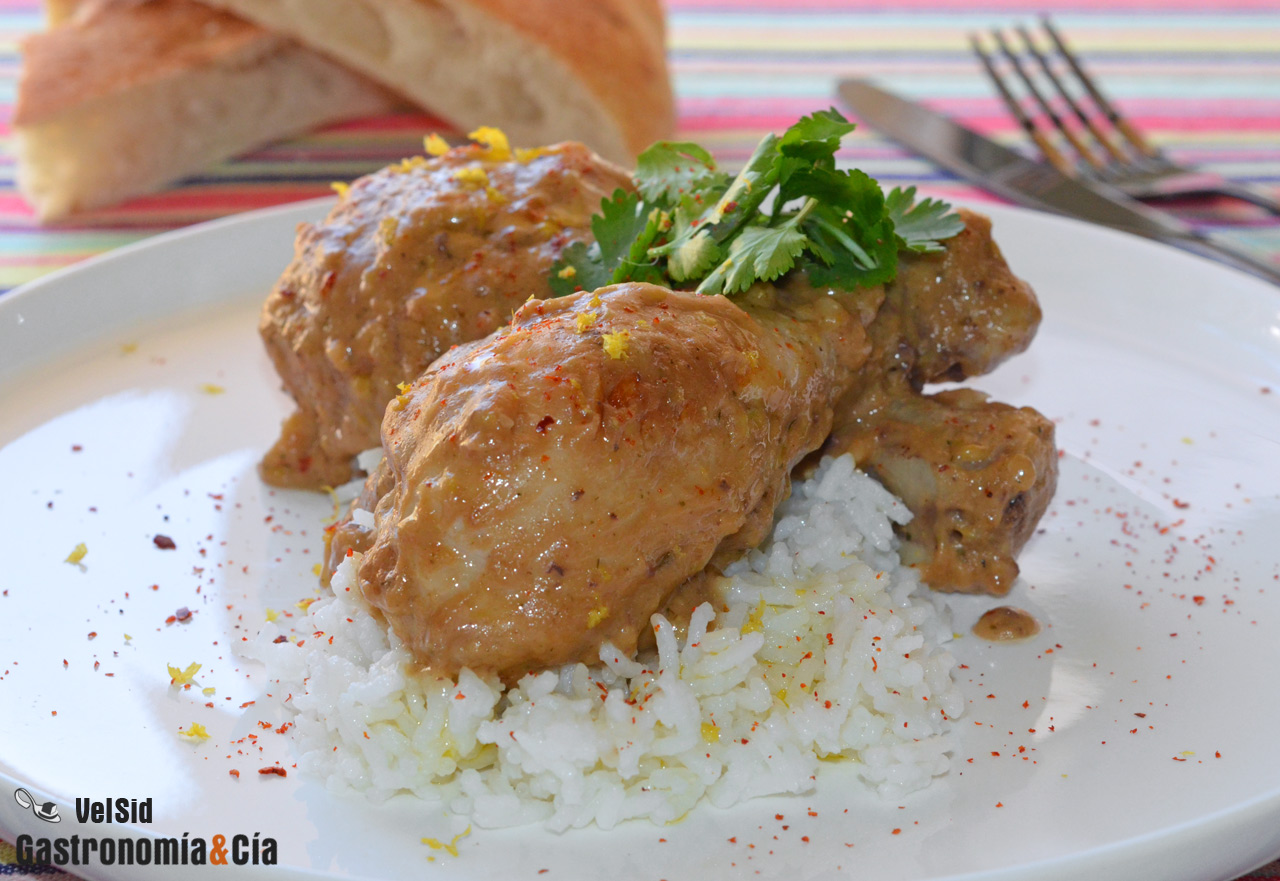 Pollo con salsa de cacahuetes y limón encurtido