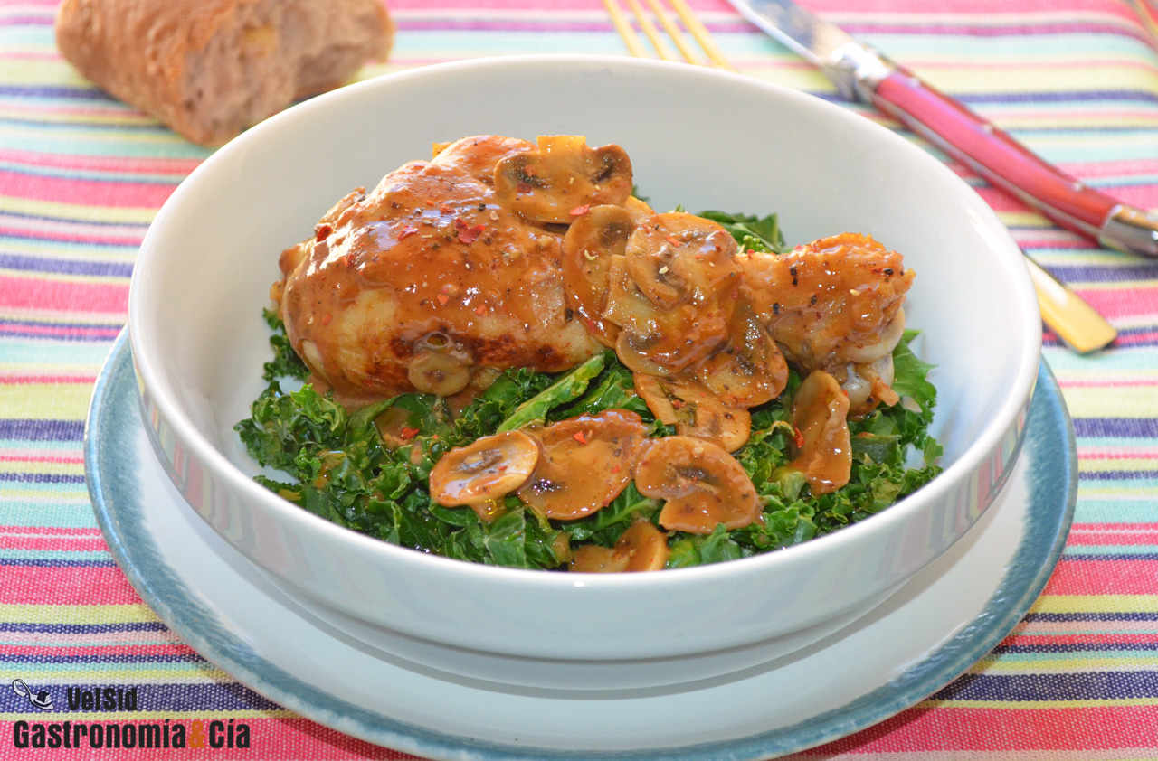 Pollo jugoso con champiñones y almendra