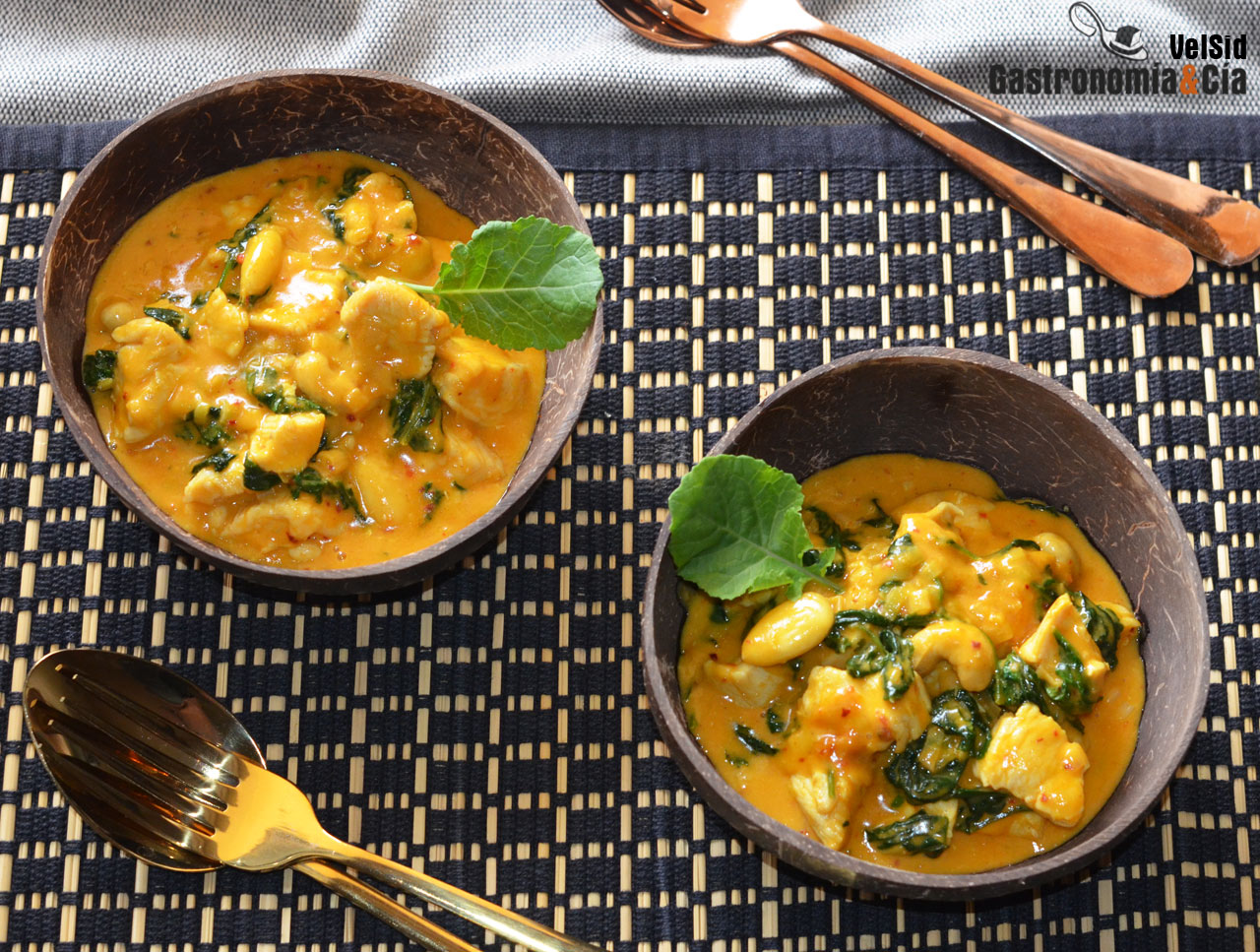 Pollo con salsa cremosa de coco, cúrcuma y brotes de ka