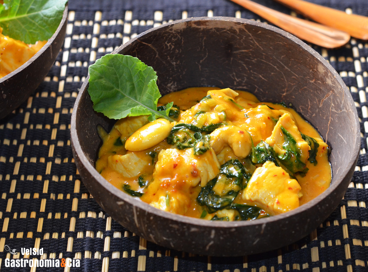 Pollo con salsa cremosa de coco, cúrcuma y brotes de ka