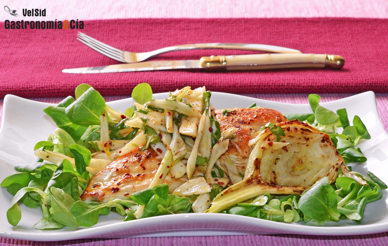 Pechuga de pollo con ensalada de hinojo, una receta lig