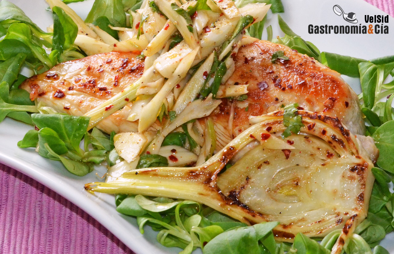 Pechuga de pollo con ensalada de hinojo, una receta lig