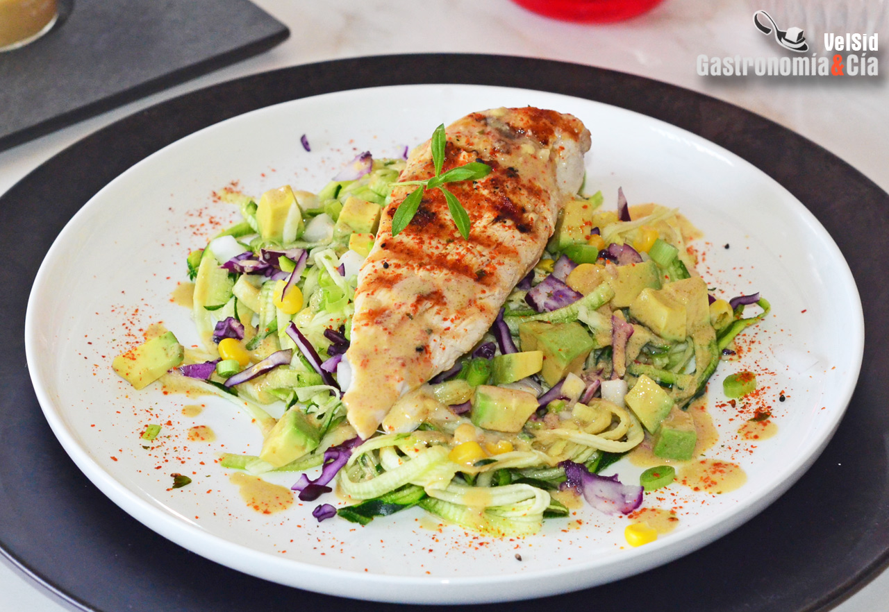 Pollo con espaguetis de calabacín y vinagreta