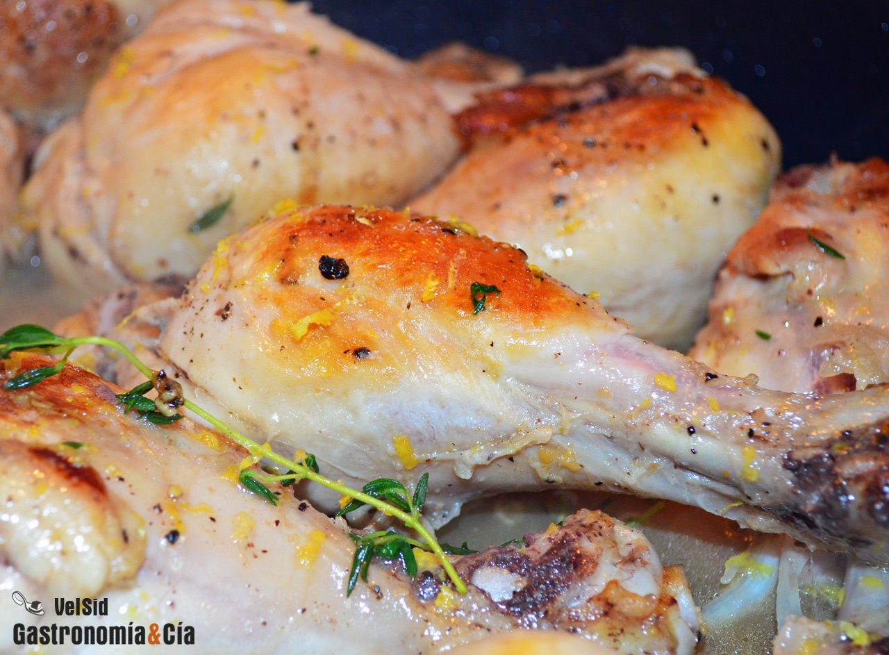 Pollo a la cerveza con espárragos y aceitunas