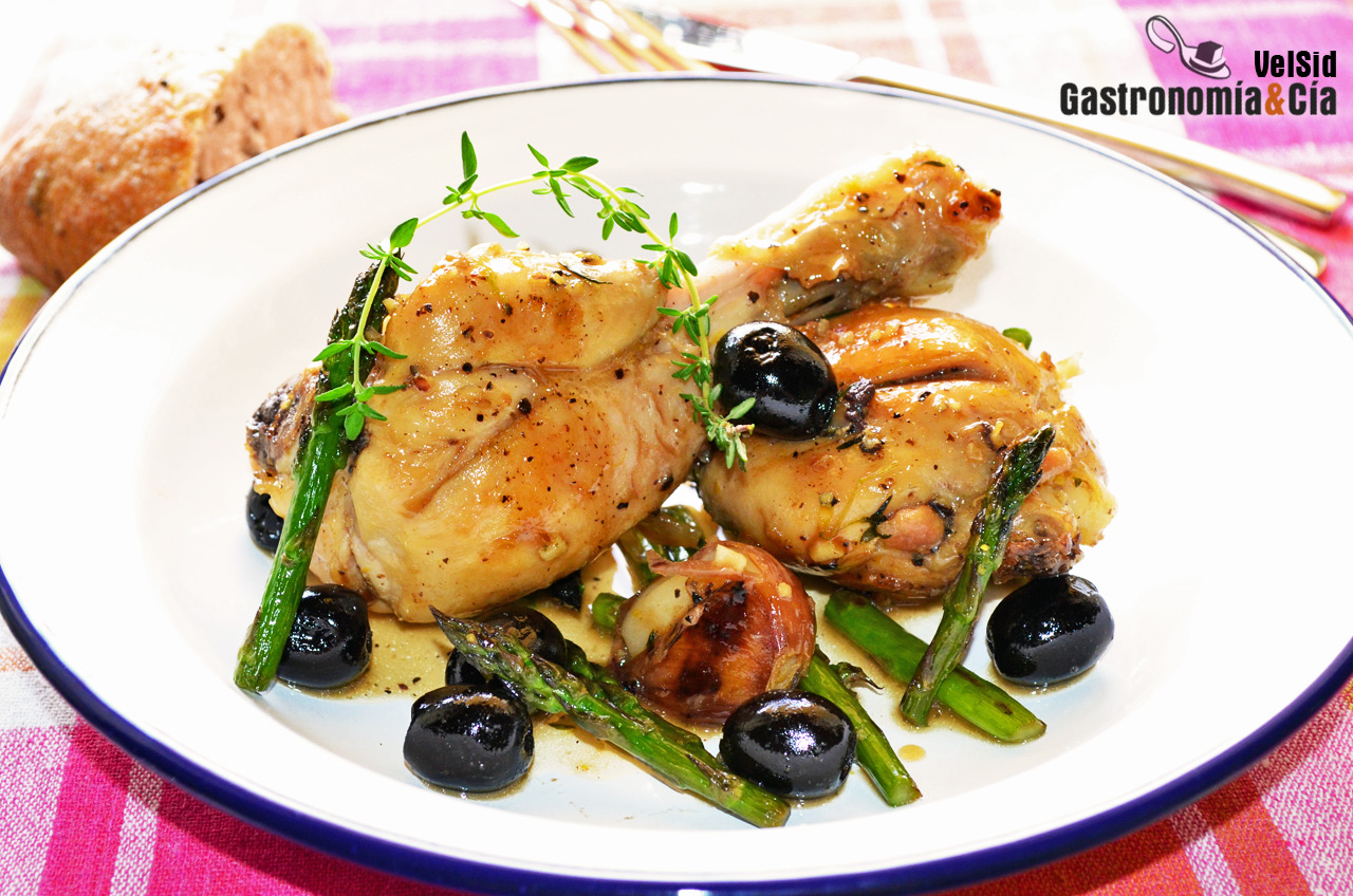 Pollo a la cerveza con espárragos y aceitunas
