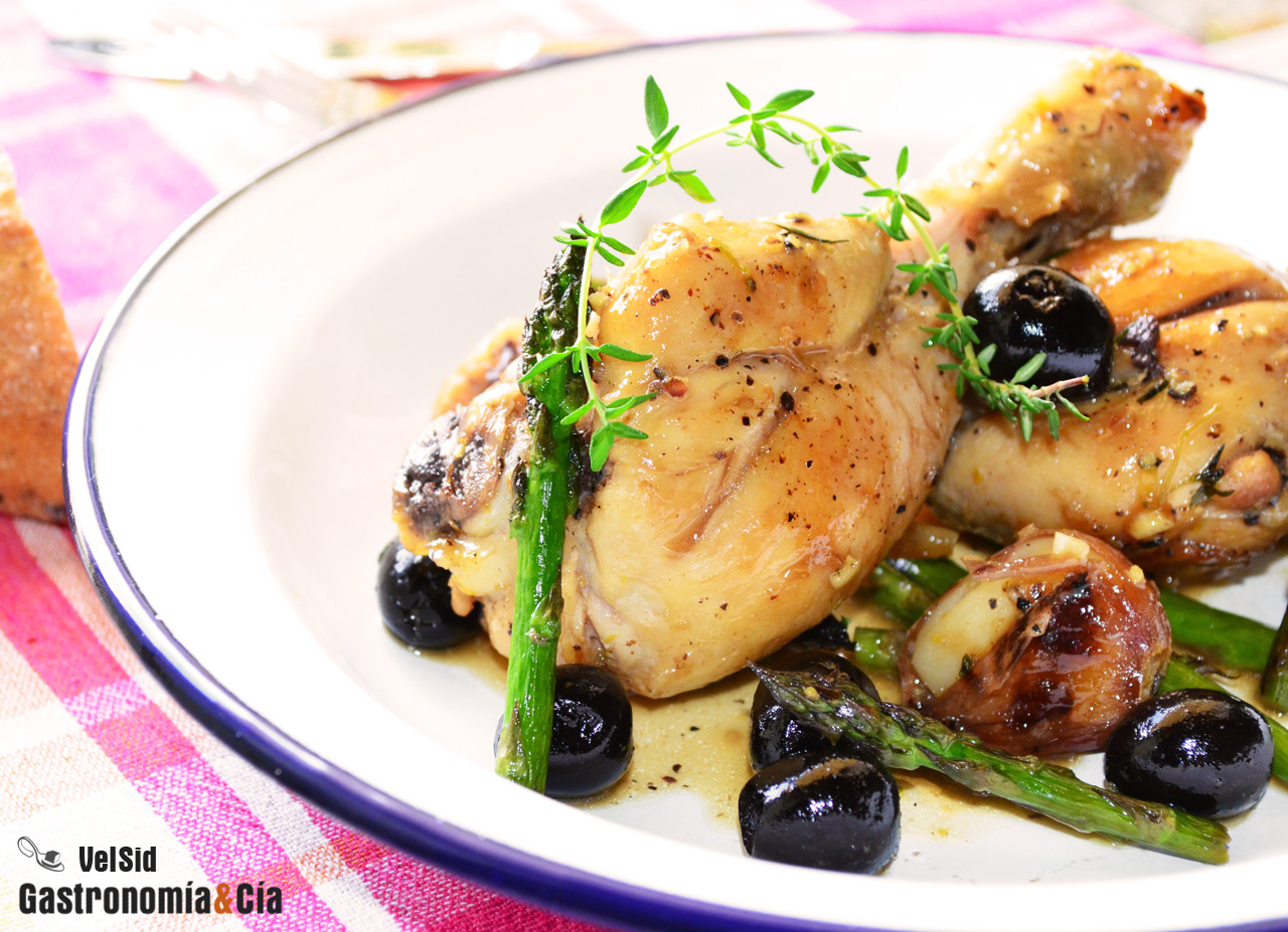 Pollo a la cerveza con espárragos y aceitunas