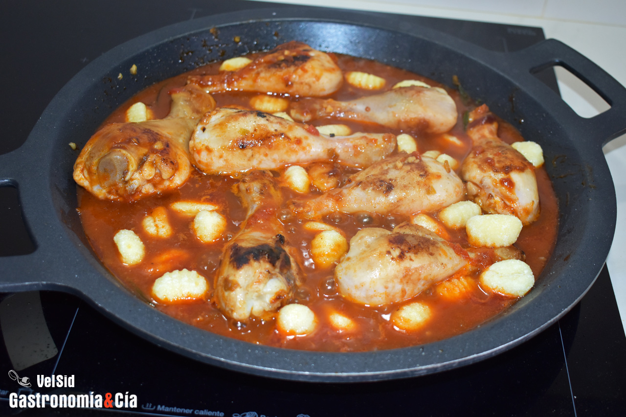Muslos de pollo con gnocchi en salsa