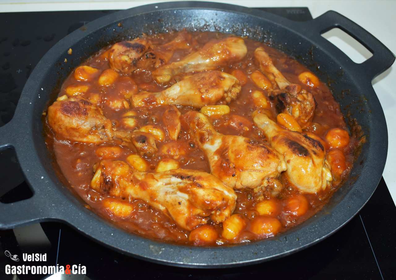 Muslos de pollo con gnocchi en salsa