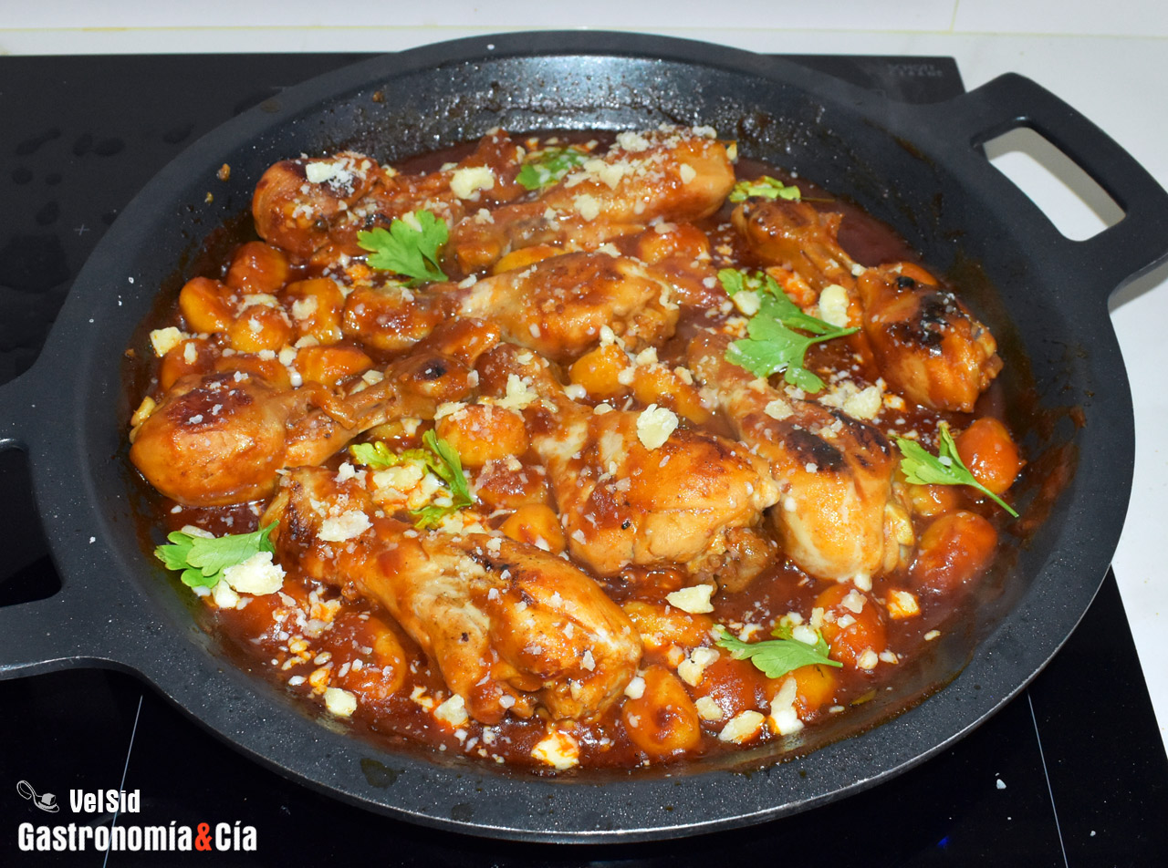 Muslos de pollo con gnocchi en salsa