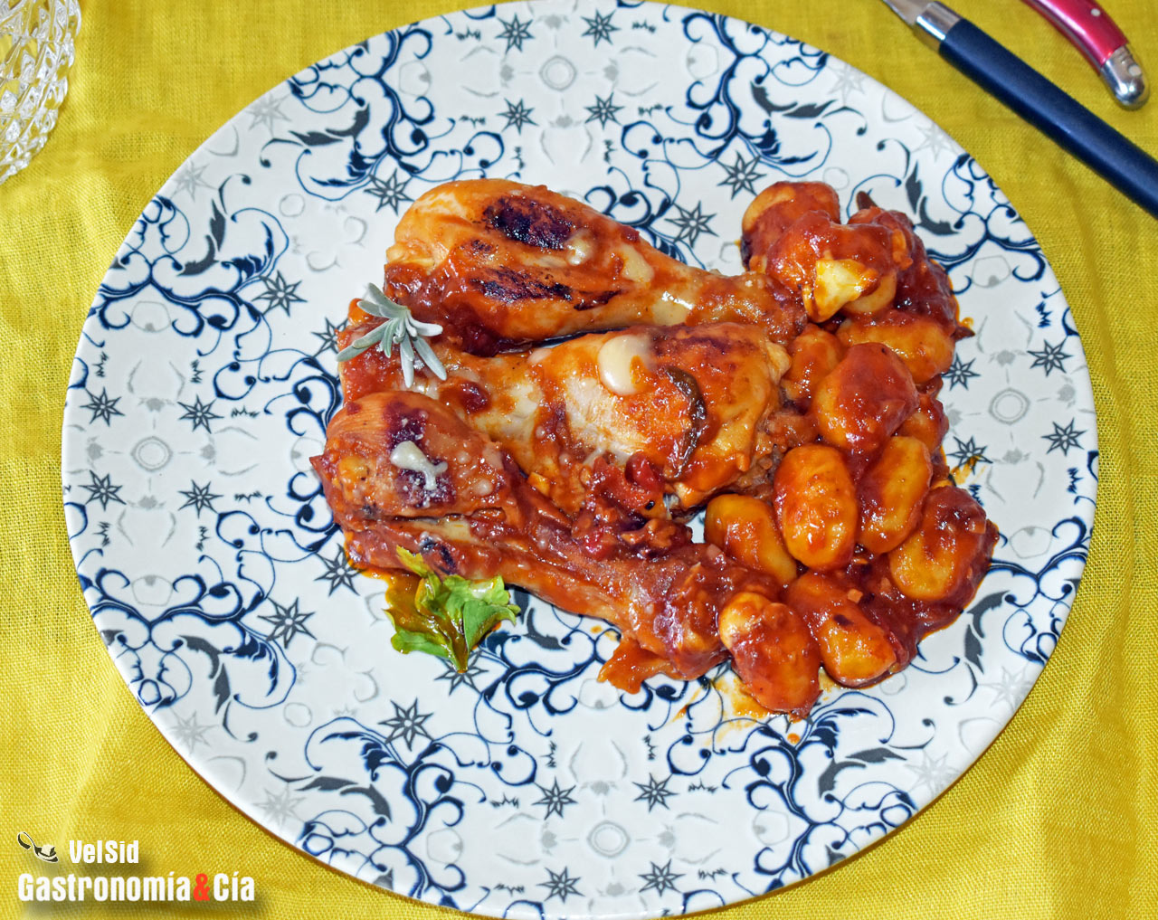 Muslos de pollo con gnocchi en salsa