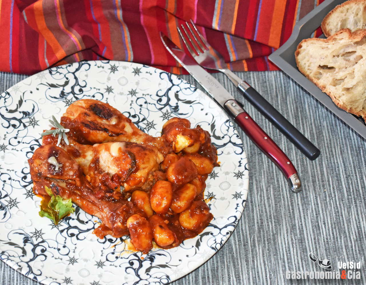 Muslos de pollo con gnocchi en salsa