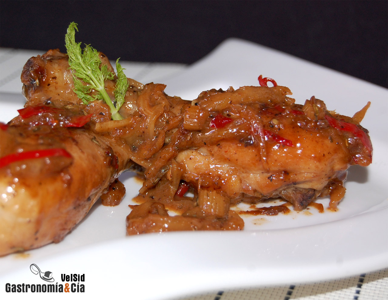 Pollo con hinojo y chile