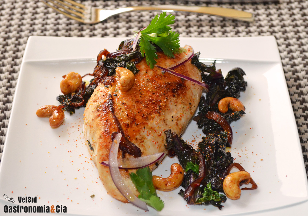 Pollo con kale y salsa kimuchi