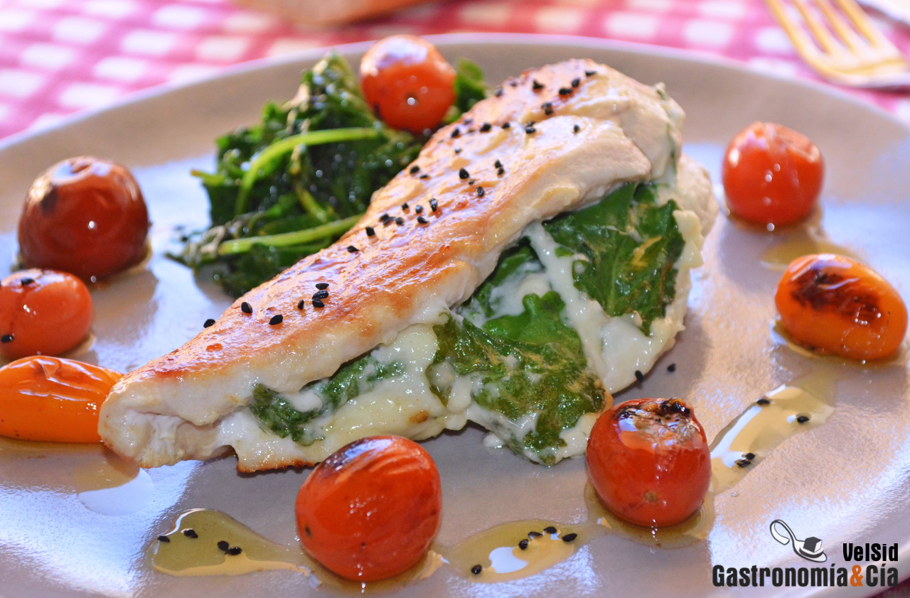  Pollo relleno de kale y salsa toum, una deliciosa form