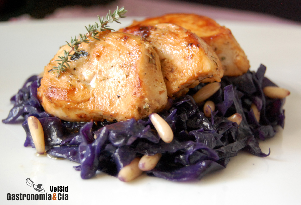 Pollo con lombarda al ajillo