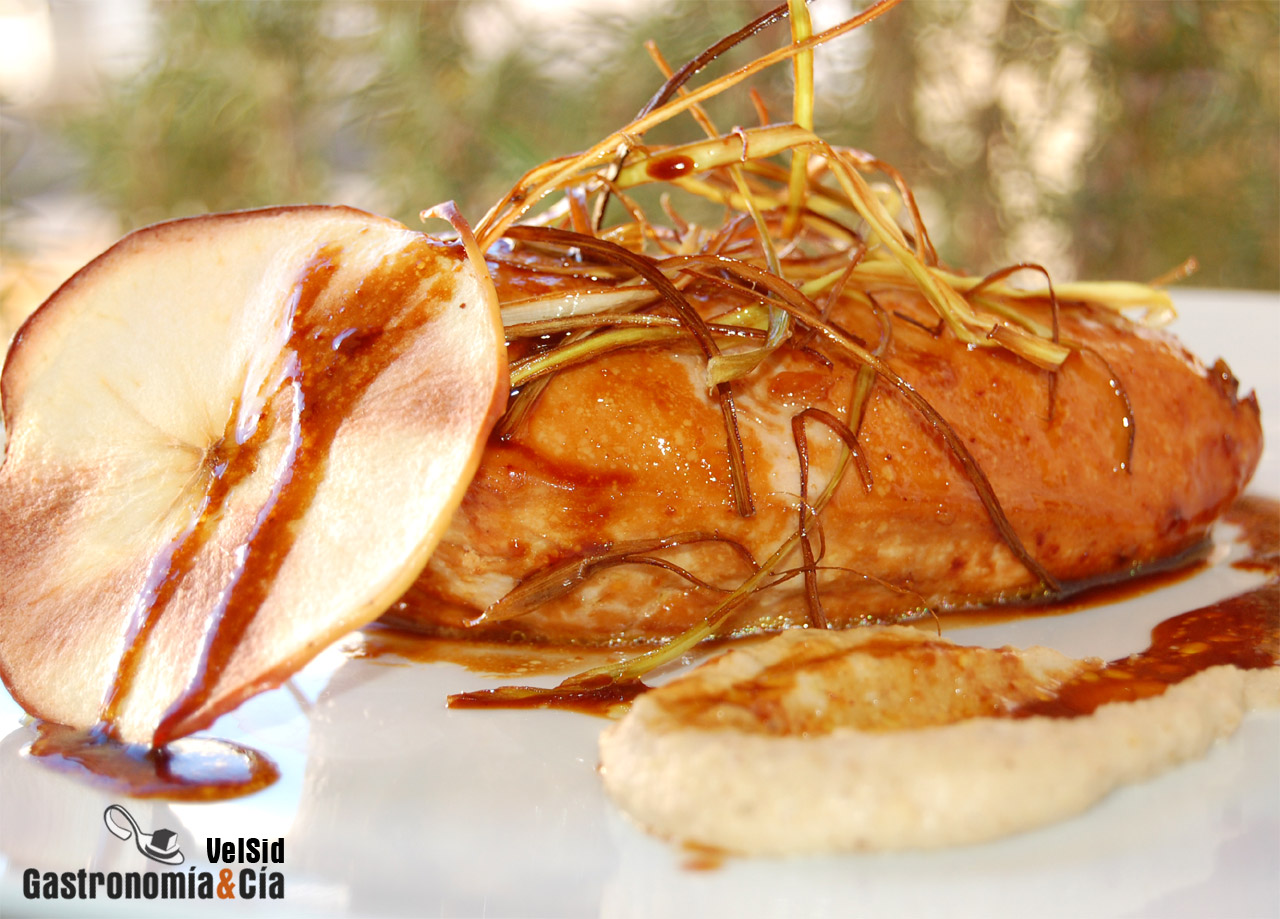 Pollo glaseado con puré de castañas ahumado