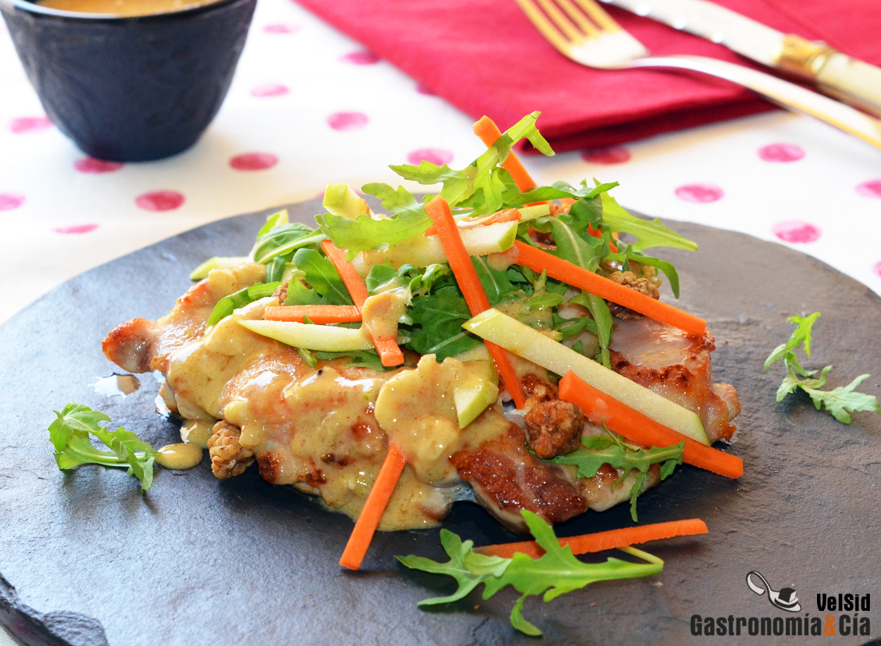 Pollo con rúcula, manzana y vinagreta de avellanas y li