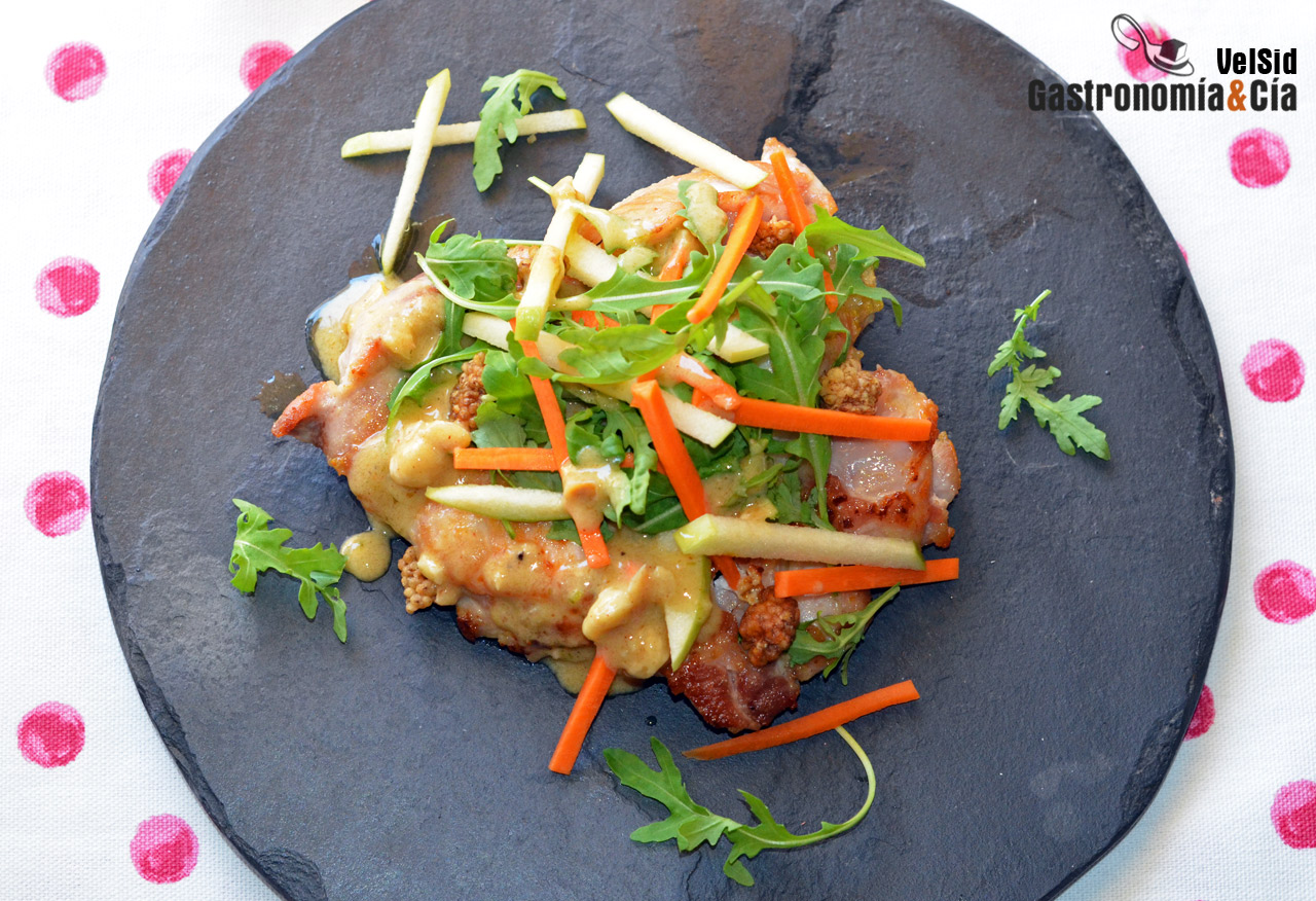 Pollo con rúcula, manzana y vinagreta de avellanas y li