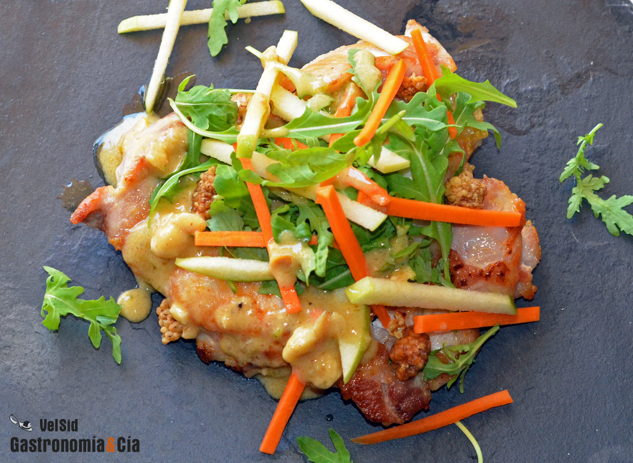 Pollo con rúcula, manzana y vinagreta de avellanas y li