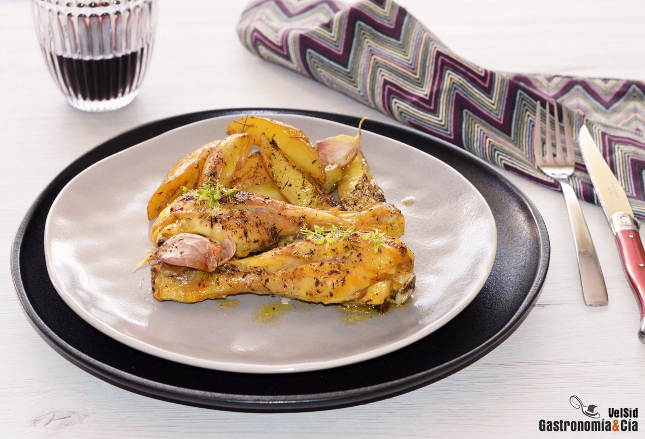 Pollo con patatas al horno, la receta más fácil