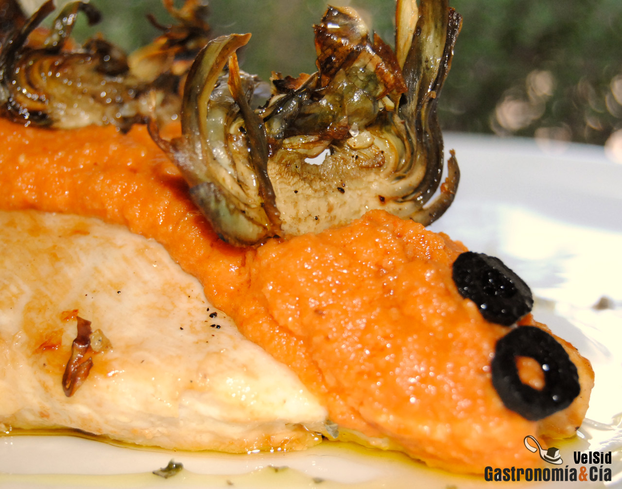 Pollo con pesto de tomate y alcachofas