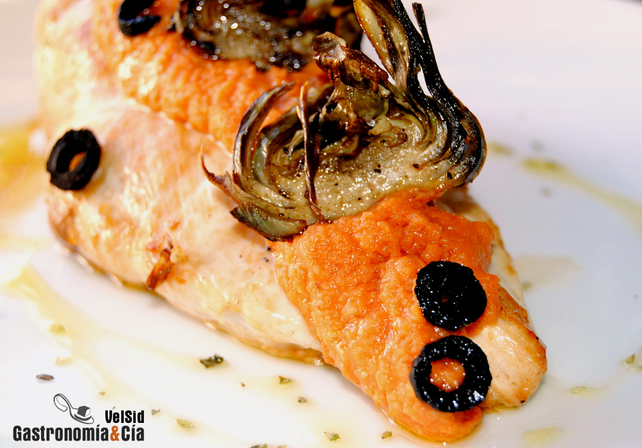 Pollo con pesto de tomate y alcachofas