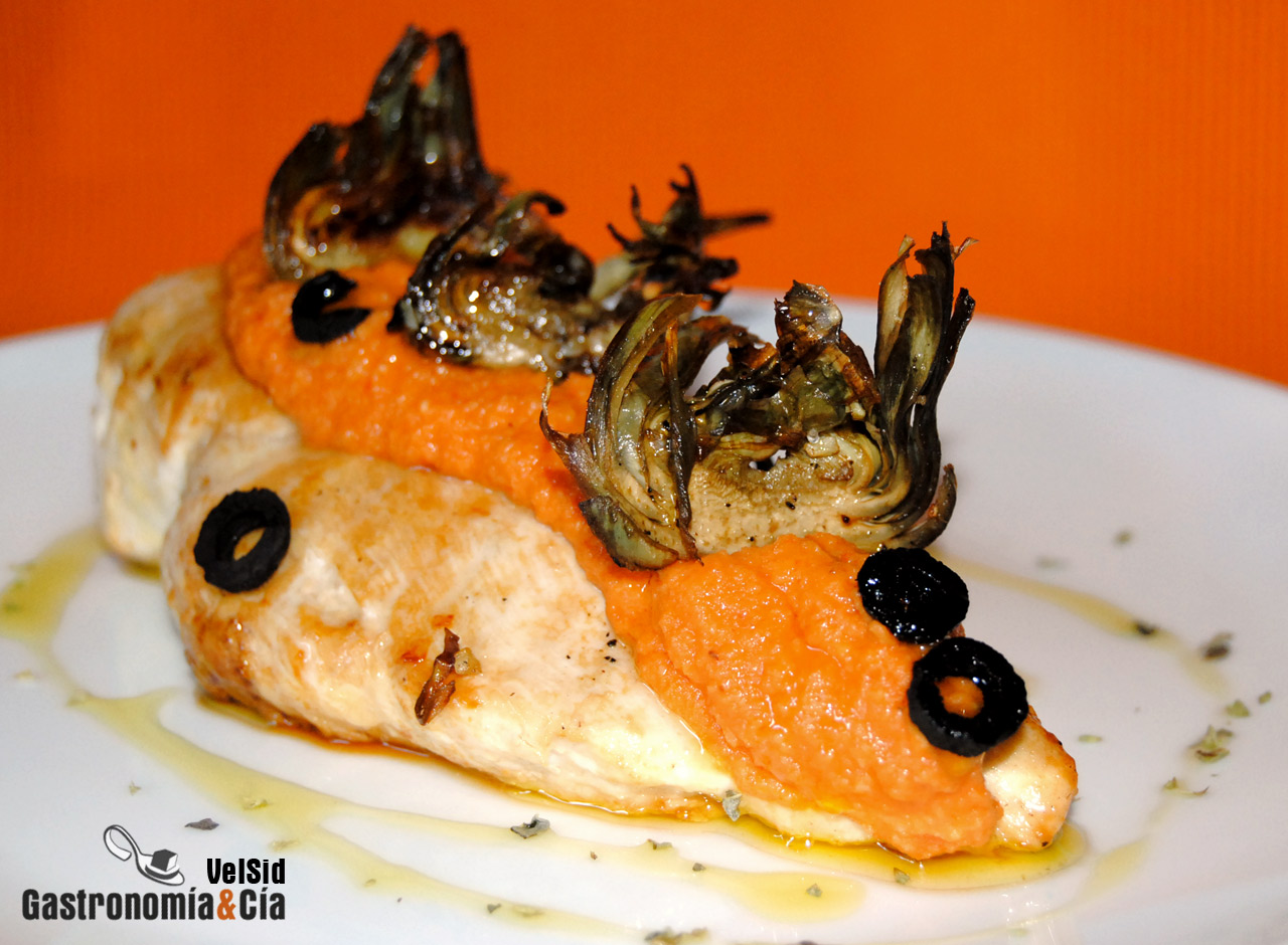 Pollo con pesto de tomate y alcachofas