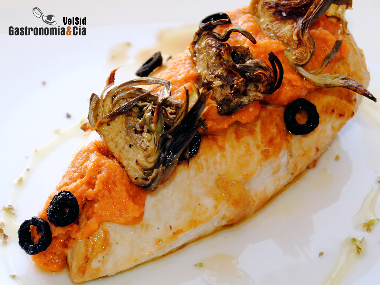 Pollo con pesto de tomate y alcachofas