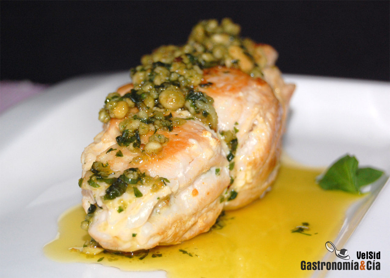 Pollo relleno de pesto de avellanas y ajo asado