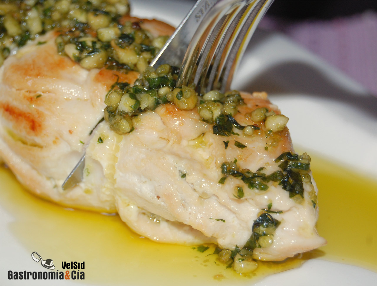 Pollo relleno de pesto de avellanas y ajo asado