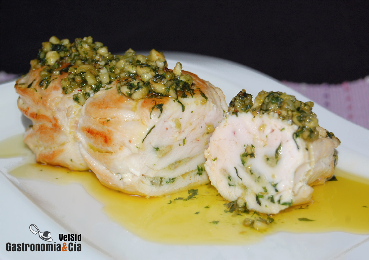 Pollo relleno de pesto de avellanas y ajo asado