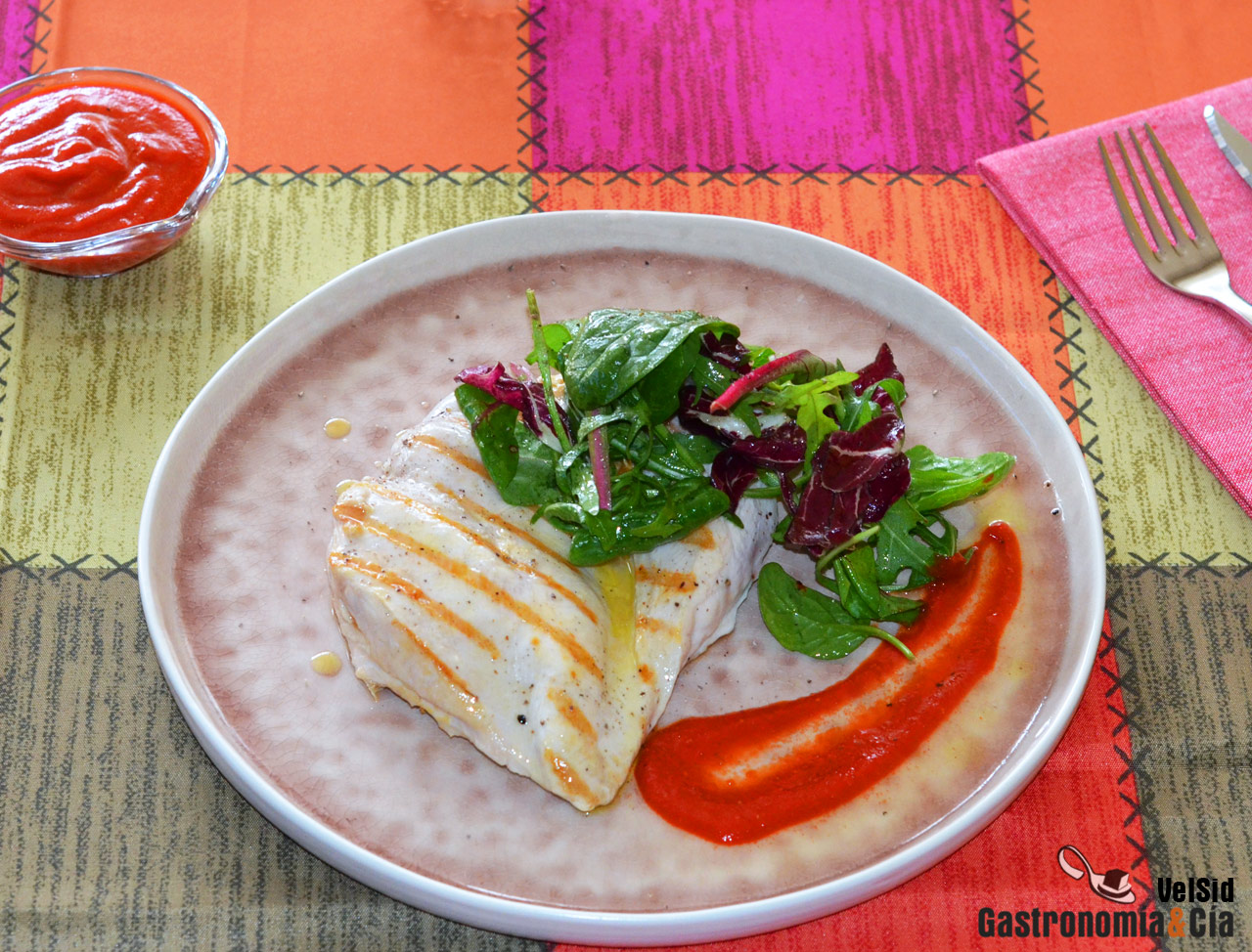 Pollo a la parrilla con salsa de piquillos y comino