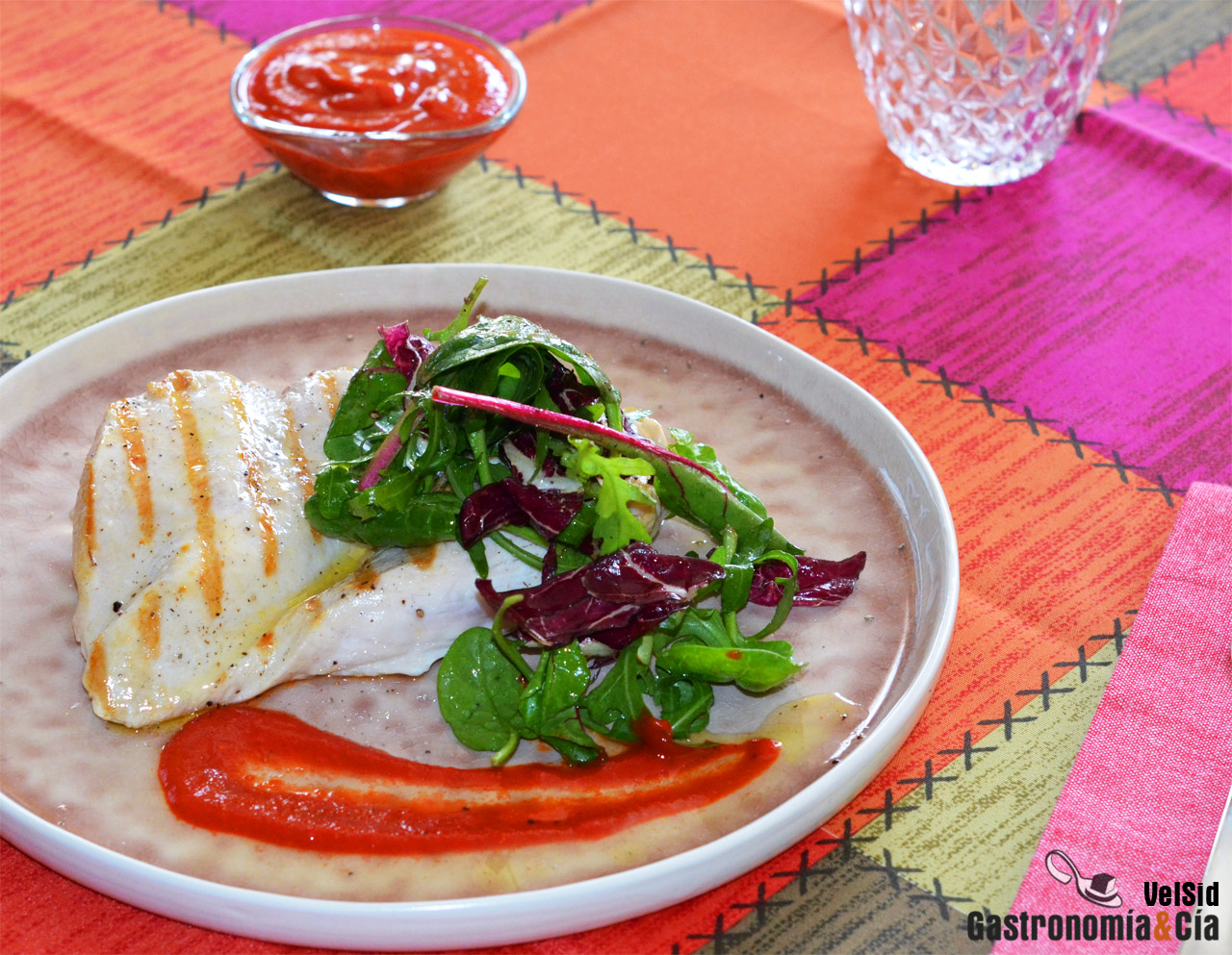 Pollo a la parrilla con salsa de piquillos y comino