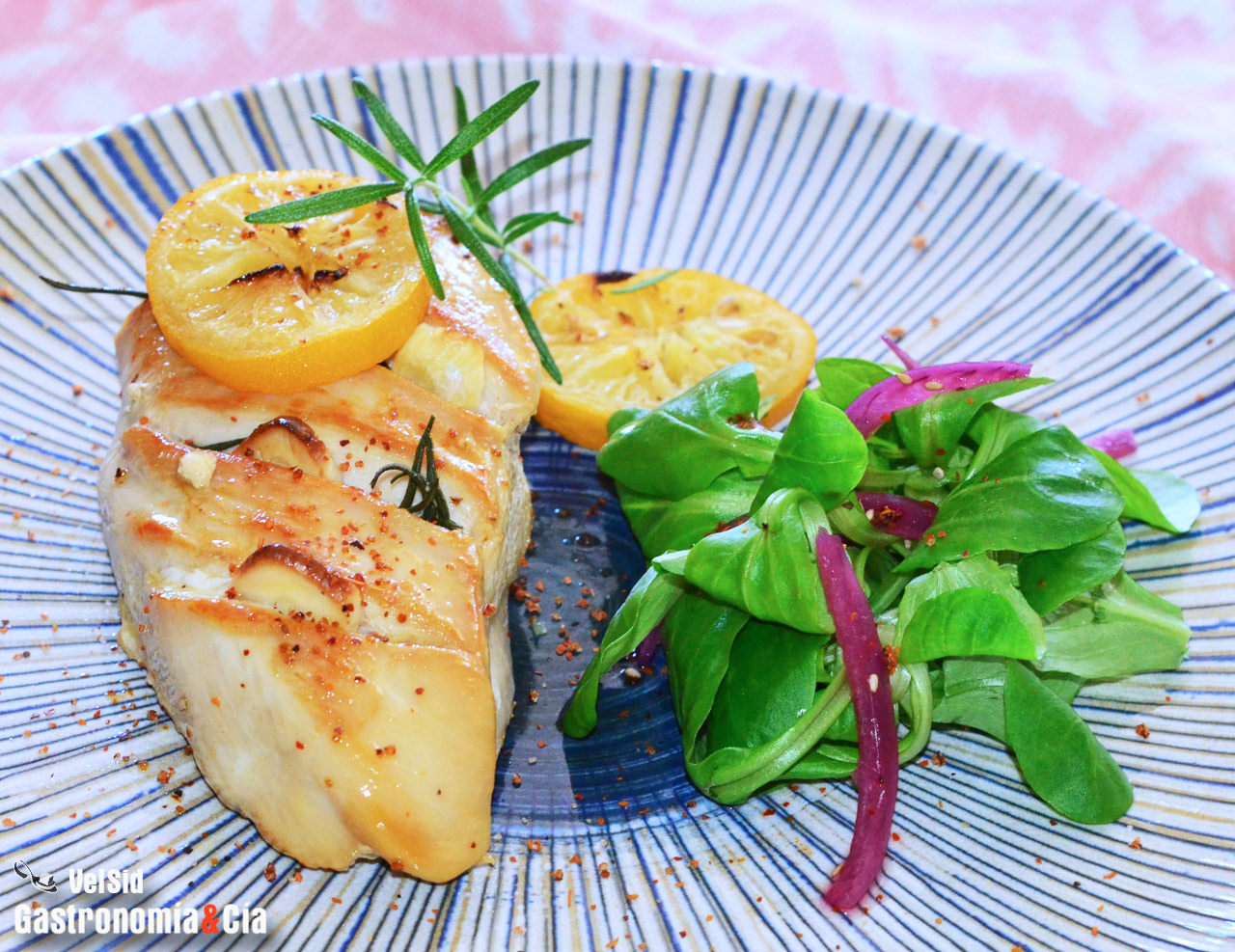 Pechuga de pollo con romero, ajo y limón encurtido